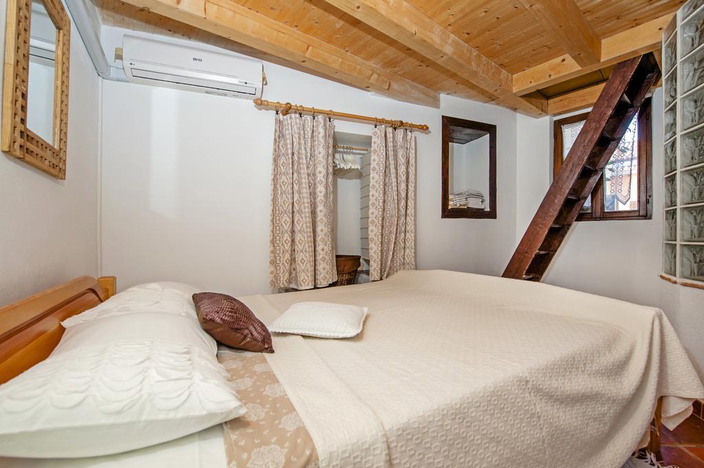 Apartments Taylor Ровин Екстериор снимка