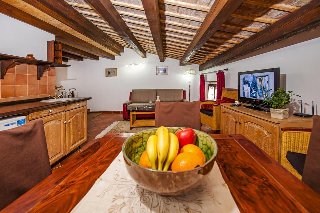 Apartments Taylor Ровин Екстериор снимка
