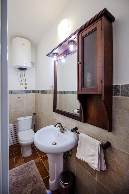 Apartments Taylor Ровин Екстериор снимка