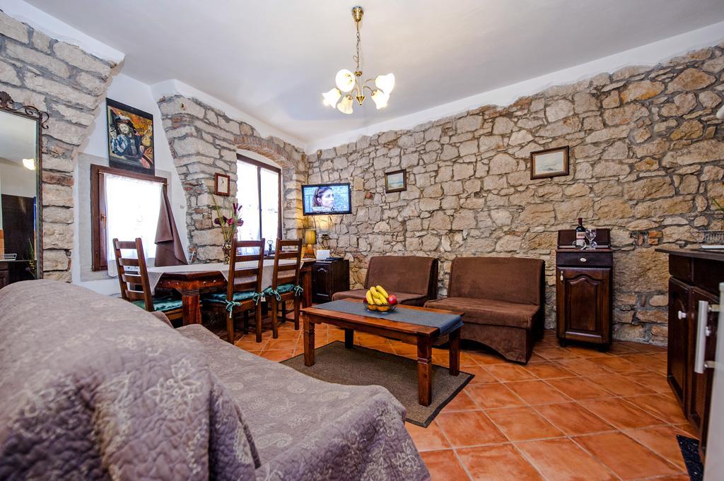 Apartments Taylor Ровин Екстериор снимка