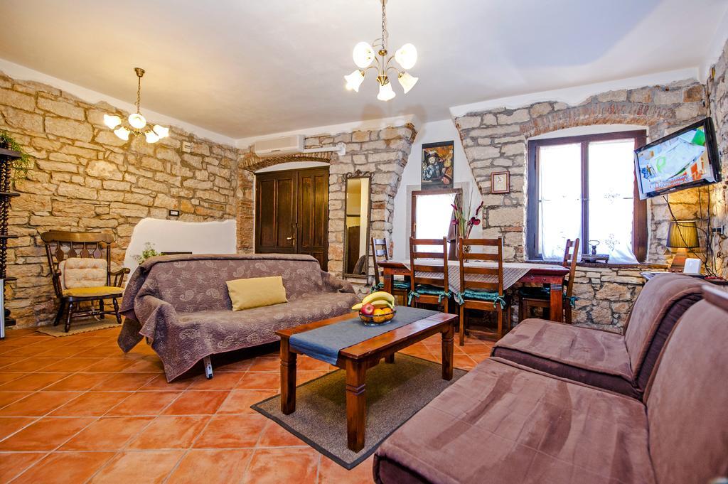 Apartments Taylor Ровин Екстериор снимка
