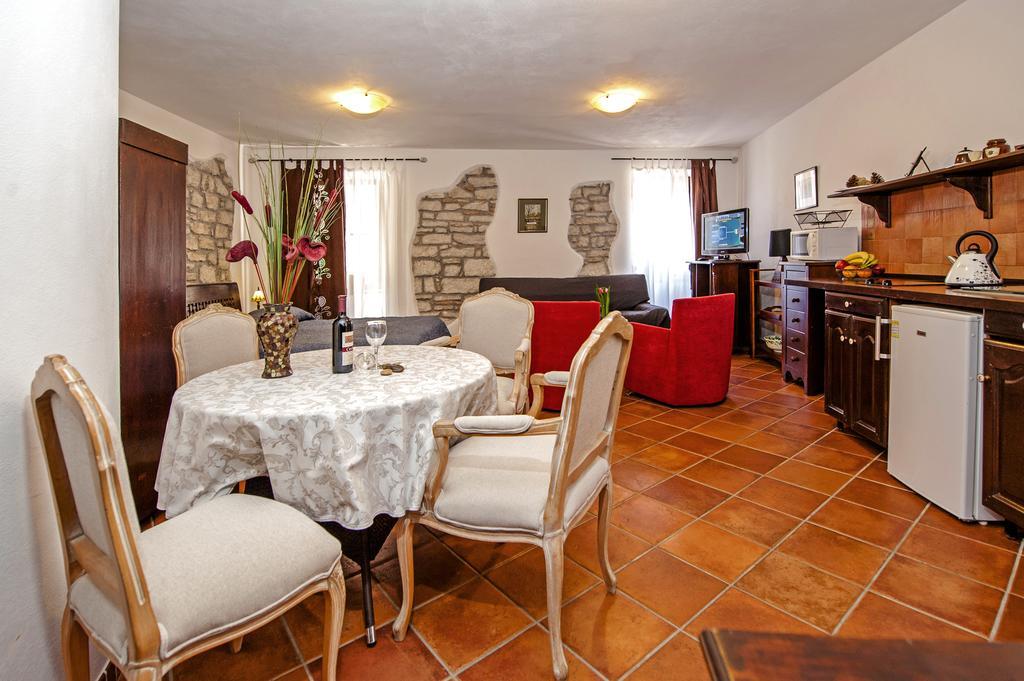 Apartments Taylor Ровин Екстериор снимка
